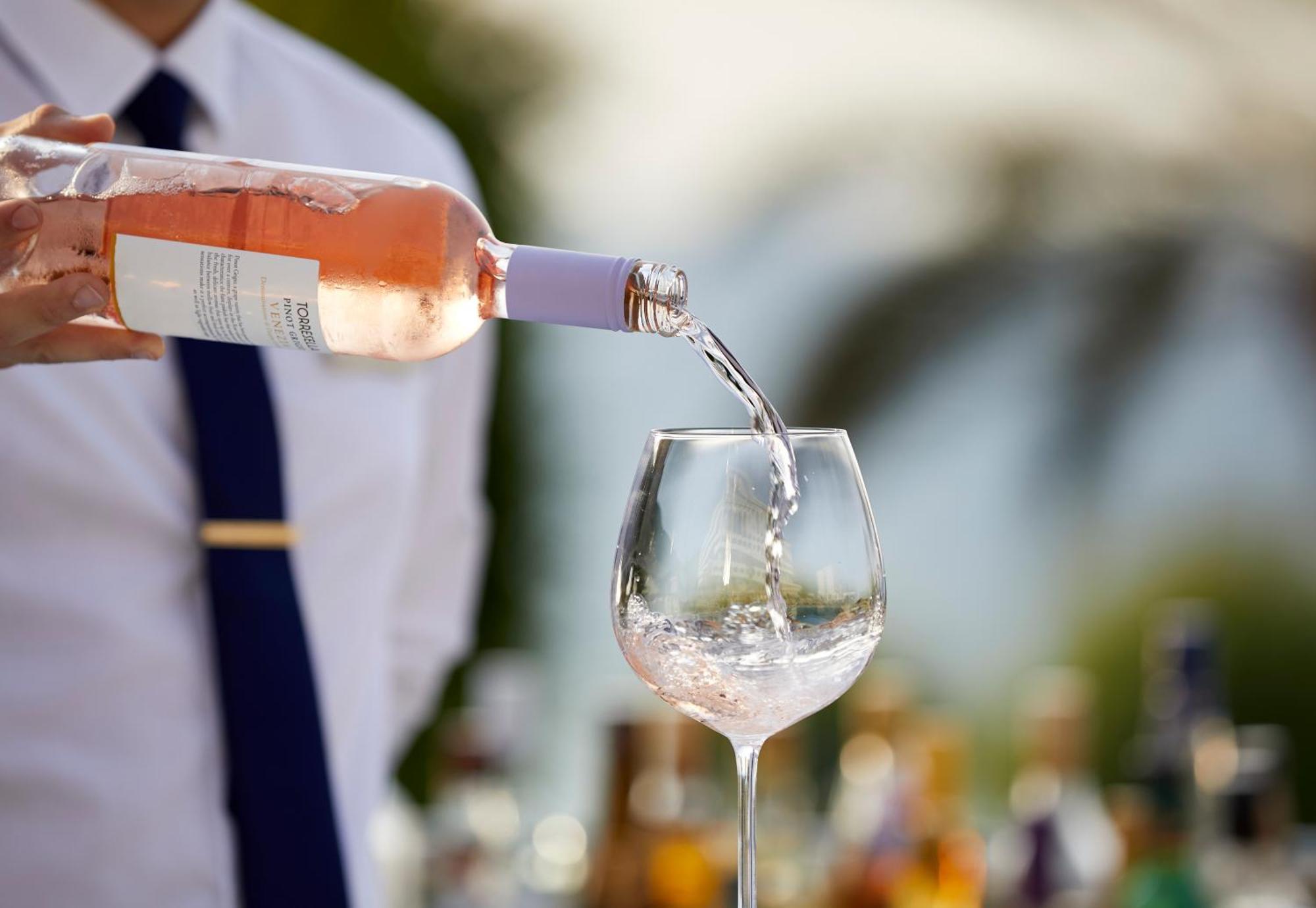 Amus Hotel & Spa Ixia  Ngoại thất bức ảnh A wine waiter pouring wine